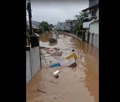 Check spelling or type a new query. Viral Detik Detik Banjir Besar Di Metland Bekasi Robohkan Tembok Warga Okezone Megapolitan