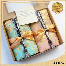 Anda bisa memberikan sebuah lukisan bergambar binatang kesukaan, sebuah patung hewan atau meminta jasa pelukis profesional untuk. Jual Kado Pernikahan Kado Nikah Hadiah Pernikahan Wedding Gift Mewah Avra Pilih Varian Kab Bandung Avra Official Tokopedia