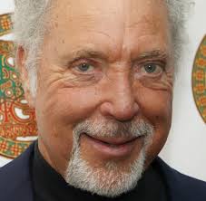 Tom jones & helene fischer] sexbomb, sexbomb, yeah, you're a sexbomb. Sanger Im Interview Sexbombe Tom Jones Singt Jetzt Uber Jesus Welt