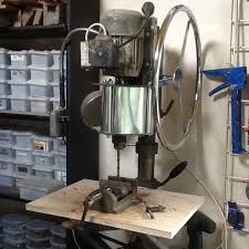 A Partir D Un Support De Perceuse Peugeot Montage D Un Moteur De Betonniere Hors D Usage Sur Rails Provenant Antenne Parabolique Betonniere Fauteuil Roulant