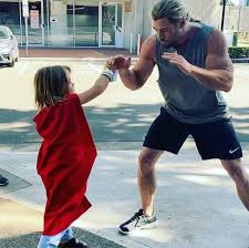 Кри́стофер «крис» хе́мсворт — австралийский актёр, номинант на премию bafta. Chris Hemsworth S Son Shows Fighting Skills Heavy Weight Champion People Com