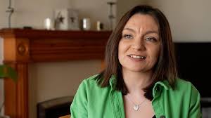 Lois Owens: Y ferch sydd wedi cael tri trawsblaniad iau