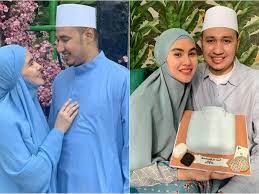 Kartika putri yang dulunya kerap berpakaian seksi, mengejutkan publik dengan perubahan penampilan yang begitu drastis. Habib Usman Suami Kartika Putri Positif Covid 19 Padahal Sudah Tertib Prokes Indozone Id