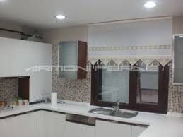 Bu bağlamda mutfak perdelerinden salon perdelerine varıncaya kadar çeşitli perde modellerine rastlamak mümkün. Siyah Beyaz Mutfak Icin Stor Perde Siyah Beyaz Mutfaklar Beyaz Mutfaklar Perde