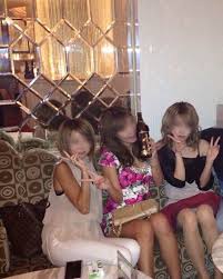 キャバ嬢パンチラ画像】酔ってお股ゆるくなるキャバ嬢…客の前でやらかしたパンチラ画像