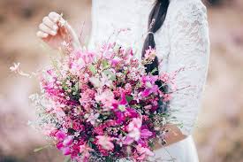 Hochzeitsinspiration In Der Bluhenden Heide Magnolias On Silk In 2020 Blumenstrauss Hochzeit Brautstrauss Boho Braut
