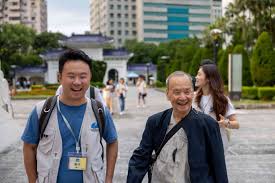 94歲團友領航！銀齡族首乘飛機，與00後義工一圓跨代飛行夢，突破 ...