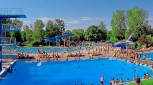 Seither wird das gesamte beckenwasser, soweit es die witterung zulässt, mit sonnenenergie beheizt. Freibad Reutlingen Germany 4k Markwasen Wellenfreibad Schwimmbad Youtube