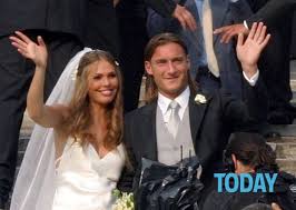 La conduttrice e il calciatore, bandiera della roma, si sono sposati nel 2005 e nel corso del matrimonio hanno avuto tre figli, cristian che oggi ha 15 anni, chanel che ne ha 14 e la piccola isabel di 5. Ilary Blasi Per La Gente Sono La Piu Grande Cornuta D Italia