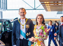 (1) anteriormente significaba la colocación solemne de las reliquias sobre el altar de una iglesia que iba a ser consagrada. La Reina Letizia Luce Un Distinguido Vestido En La Entronizacion Del Emperador Naruhito Celebrada En Tokio