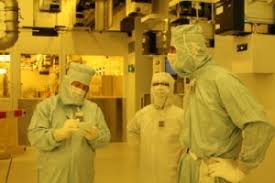 Um die partikelbelastung im reinraum so gering wie möglich zu halten, tragen die mitarbeiter in der produktion spezielle reinraumkleidung. Hightech Eisenbahn In Der Globalfoundries Chipfabrik Dresden Oiger