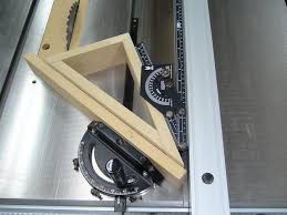 All Angle Miter Gauge Guide A Onglets Pour Tout Angle Mitered All Angles Woodworking Jigs