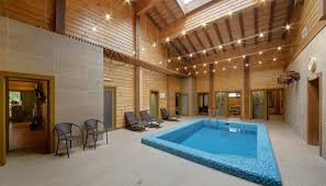 wohnbeispiel poolbereich zu hause unter dem dach mit ruhebreich relaxliegen stuhle haus pool hallenbad