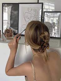 Pince Crocodile Voici L Accessoire Cheveux Venu Des 90s Qui Fait Son Grand Retour Hair Styles Clip Hairstyles Aesthetic Hair