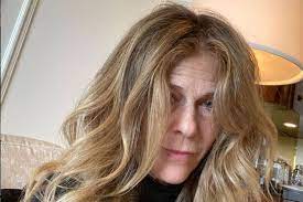 She is an actress and producer, known for isäni on. Golden Globes 2020 Rita Wilson S Hair And Makeup Team Didn T Show Allure