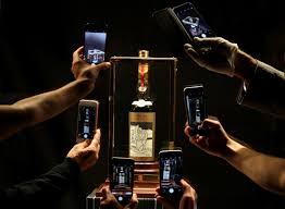 Printre aceste telefoane există adevărate capodopere, al căror preț este măsurat în mii de dolari. Cea Mai ScumpÄ SticlÄ De Whisky Din Lume Macallan Valerio Adami 1926
