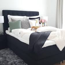 Breakfast In Bed So Haben Wir Es Am Liebsten Bei Diesem Traumhaften Schlafzimmer In Schwarz Und Weiss Mit Akze Schlafzimmer Bett Bett Kissen Ikea Schlafzimmer