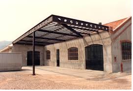 Dalle tettoie in legno alle tettoie in ferro, i nostri modelli sono in grado di soddisfare ogni richiesta e possono essere personalizzate potete scegliere tra i nostri numerosi modelli di tettoie a sbalzo, che non richiedono nessuna opera muraria né in fase di montaggio. Realizzazione Strutture Metalliche In Tutto Il Nord Italia