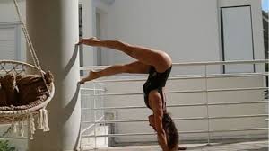 Ο λόγος για τη μαριάντα πιερίδη, η οποία είναι μία σέξι παρουσία και το εκμεταλλεύεται μοιράζοντας «εγκεφαλικά» στους λουόμενους με τις αισθησιακές τις γυμναστικές. Binteo H Marianta Pieridh Entypwsiazei Me Thn Askhsh Giogka Poy Ektelei