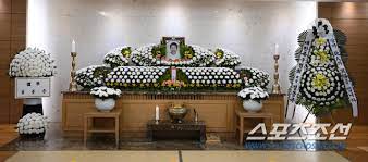 유상철 감독은 19일 구단 공식 sns을 통해 앞으로도 계속 치료를 병행해야 한다며 제가 맡은 바 임무를 다함과 동시에, 우리 선수들, 스태프들과 함께 그라운드 안에서 어울리며 저 자신도 긍정의 힘을 받고자 한다고 말했다. Y 65d4ecv8xl2m