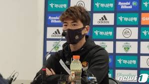 콜롬비아 축구대표팀의 에드윈 카르도나(보카 주니어스)가 10일 수원월드컵경기장에서 열린 한국과 평가전 도중 몸싸움 과정에서 기성용(스완지시티)에게 인종차별을 상징하는 ''눈 찢기 동작''을 하고 있다. W6ib4vxcdvel6m