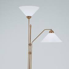 Er ist zusätzlich zur hauptlichtquelle noch mit einer kleinen separaten leseleuchte ausgestattet. Messing Stehlampe Als Leselampe Und Deckenfluter Von Berliner Messinglampen