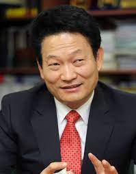 저는 민주당에서 정치를 하고 있는 당대표 송영길입니다. ì†¡ì˜ê¸¸ì˜ì› ë‚˜ì´ ë¶€ì¸ ë‚¨ì˜ì‹  ì§'ì•ˆ í•™ë ¥