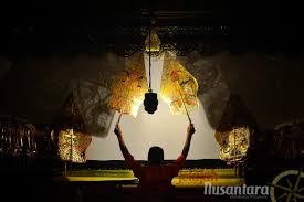 Wayang kulit lebih populer di jawa bagian tengah dan timur, sedangkan wayang golek lebih sering dimainkan di jawa barat. Asal Usul Dan Sejarah Singkat Wayang Kulit Jelajah Nusantara