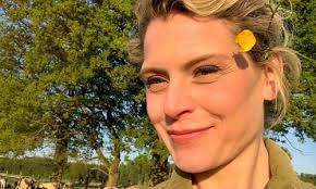 She is an actress, known for het geslacht de pauw (2004), het eiland (2004) and amateurs. Fans In De Wolken Over Nieuwe Look Van Dina Tersago Je Lijkt Op Angelina Jolie Foto Zita