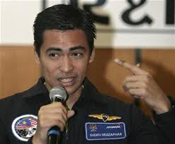 Sheikh muszaphar shukor — al masrie bin sheikh mustapha (kuala lumpur, 27 de julio de 1972) es médico y el primer cosmonauta de malasia. First Malaysian In Space Tells Of Bumpy Ride Back Reuters