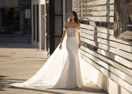 Hier findest du unsere schöne, einzigartige und große auswahl unserer brautkleider aus der brautblüte in düsseldorf, krefeld und köln! Pin Auf Brautkleid Mit Schleppe