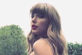 Keren! Taylor Swift terima gelar Doctor of Fine Arts dari New York  University