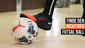 Futsal earned the status of fifa's official form of indoor soccer in the 1980s as it was recognized as a futsal is played with touchline boundaries and without walls. Kinderfussballe Und Futsal Balle Grossentabelle Den Ball Brauchst Du