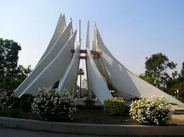 It's 16 miles or 26 km from compton to los angeles, which takes about 28 minutes to drive. Compton California Wikipedia