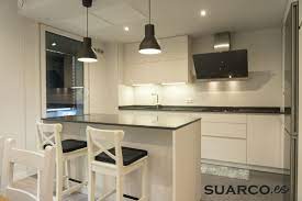 Las cocinas con isla proporcionan grandes ventajas para quienes deciden tenerlas, a continuación os explicamos la multitud de funciones que pueden asumir: Cocina Pequena Con Isla Cocinas Suarco Fabrica Y Diseno De Cocinas