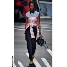 After initially focusing exclusively on accessories, she presented the house's first fashion collection in 1988. Prada Catwalk Die Kollektionen Prachtband Mit Uber 1300 Fotos Leinenbezug Pragung Und Vier Lesebandchen Frankel Susannah Amazon De Bucher