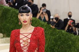 Megan fox and brian austin green finalized their divorce, but somehow that's not even the biggest thing to happen to her today. Megan Fox Debuts A Set Of Bettie Page Bangs At The Met Gala 2021 Vogue