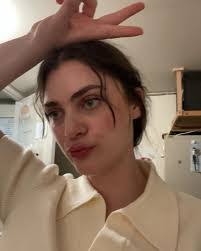 Elise Clay's Instagram, Twitter & Facebook