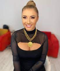 Impresara a stat o zi internata pentru a face o interventie la nivelul scalpului. Anamaria Prodan A Dat CÄƒrÈ›ile Pe FaÈ›Äƒ Are Sau Nu OperaÈ›ii Estetice AdevÄƒrul Despre IntervenÈ›iile La Care A Apelat Impact