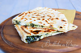 È la piadina, la tipica sfoglia di farina, strutto (o olio d'oliva), acqua e sale.c'è anche un altro modo per gustare questo street food nostrano, realizzando il crescione (o cassone), ovvero delle piadine chiuse a mezzaluna e farcite con diversi ingredienti. Cassone Romagnolo Con Erbette Di Campo Beatitudini In Cucina