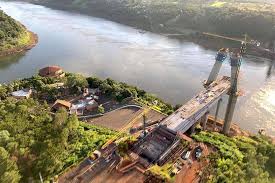 Existem outras regiões do brasil que também fazem tríplice fronteira, um exemplo é argentina e uruguai bem no sul do país que fazem mais um encontro. Infraestrutura E Logistica Obra Da Nova Ponte Entre Brasil E Paraguai Alcanca 49 De Execucao Agencia Estadual De Noticias