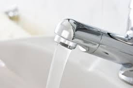Zerbrochenes oder undicht gewordenes aquarium. Reperaturen Am Wasserhahn Selbt Vornehmen