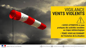 Le vent sera de 25 km/h à l'aube, et augmentera graduellement entre 6 h cette nuit, le thermomètre va poursuivre sa baisse entre minuit et 5 h pour atteindre 7 °c, tandis que le vent va continuer à s'estomper en milieu de nuit. Tempete Fabien Attention Au Vent Cette Nuit Et Demain Rassemblement Autour Du Doux