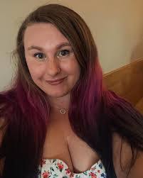 Julia Sheldon's Instagram, Twitter & Facebook