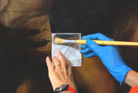 Photo Echange privilegie avec une conservatrice restauratrice de peintures