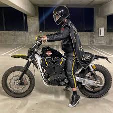 Billiejoearmstrong On Rustybutcher S Bike For The New Greenday Music Video Tracker Rustybutcher Green In 2020 Green Day Billie Joe Armstrong Emo Bands