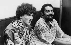 Caetano veloso, gilberto gil aquarela do brasil (participação especial de gilberto gil e caetano veloso). Presos Ha 45 Anos Gil E Caetano Foram Vitimas Do Ai 5 E Tiveram Que Se Exilar