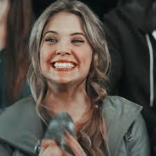 Låt oss prata om Hannah. Vad tycker du om henne? Jag älskar henne, hon är  min favoritlögnerska. Jag älskar hennes humor, stil, hennes relation med  sin mamma, med de andra ljugarna, med