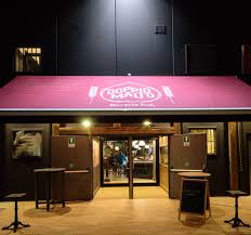 Al piano sottostrada taverna, cantina, camaera, al piano terra, ingresso, terrazzo, cucina, poggiolo, 4 camere e 2 bagni, dotato di accessorio a garage al piano sottostrada comunicante con l´appartamento e corte esclusiva.valore … Doppio Malto Esterno Doppio Malto Birreria Pizzeria Pub A Thiene Vi