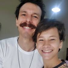 Vivências inesquecíveis de um projeto gigante! Tive a honra de fazer parte  do elenco de @homemcomhofilme que conta a história potente e inspiradora de  Ney Matogrosso. Aqui, alguns registros das gravações e